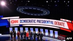 Los 10 precandidatos demócratas a punto de iniciar el debate en el escenario del Teatro Fox, de Detroit, Michigan (Foto: Brendan Smialowski/AFP).