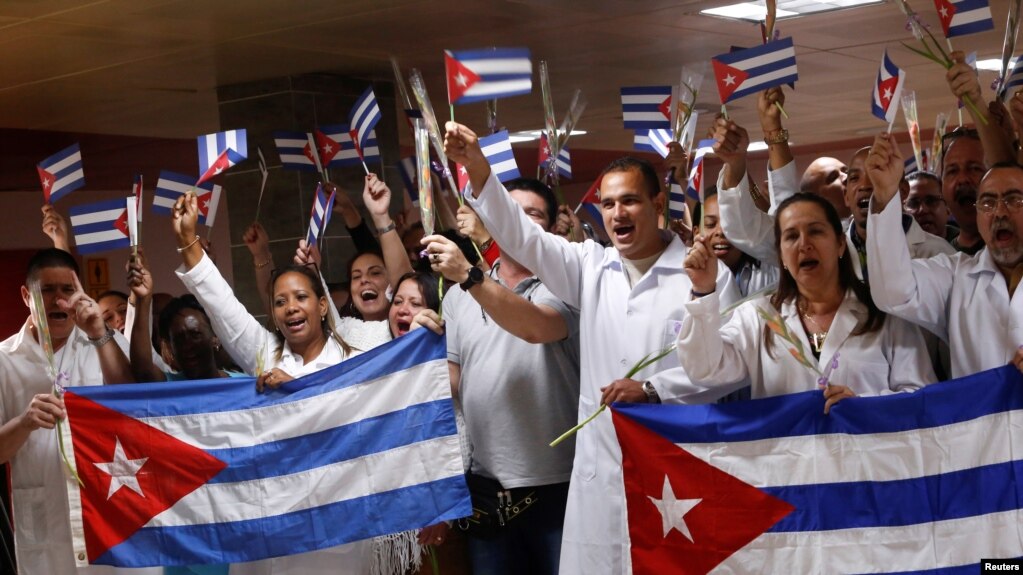 Médicos cubanos llegan al Aeropuerto Internacional José Martí de La Habana el sábado procedentes de Bolivia (Foto: Reuters).