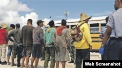 Migrantes cubanos arrestados en Bahamas.