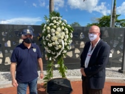 Ofrenda floral a los mártires cubanos al finalizar la Caravana Anticomunista