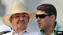 Raúl Castro (i), conversa con su nieto y escolta Raúl Guillermo Rodríguez Castro (d).