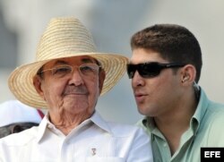 Raúl Castro (i), conversa con su nieto y escolta Raúl Guillermo Rodríguez Castro (d).