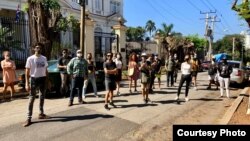 Artistas en La Habana frente al MInisterio de Cultura Foto de Reynier Leyva