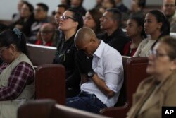 Exiliados venezolanos en Perú, Freddy Brito y su esposa Ruth Guillén, en una iglesia en Lima. AP Photo/Martin Mejia.