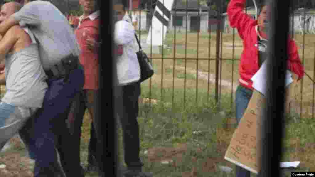 Integrantes de la Coalición Central Opositora participaron en una acción cívica el pasado 3 de diciembre en Sagua La Grande. En la foto un policía detiene a Jorge Vázquez y un agente de la seguridad del estado detiene el opositor José Lino Asencio (con pullover rojo y pantalón carmelita)