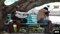 Un hombre lee el diario oficial Granma en un parque en La Habana (Cuba) el 21 de mayo de 2014, día en que la bloguera opositora cubana Yoani Sánchez ha lanzado el diario digital independiente "14ymedio".