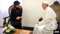 El papa Francisco y a la presidenta argentina, Cristina Fernández de Kirchner, durante el encuentro que mantuvieron en la residencia Santa Marta, en el Vaticano.
