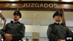 Gendarmes vigilan la entrada del tercer juzgado civil de Santiago.