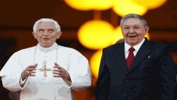 Benedicto XVI y el exgobernante Raul Castro.