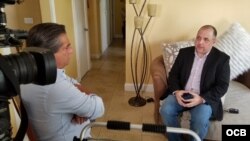 Ricardo Quintana entrevista a Yaxys Cires (derecha), director de Estrategias del Observatorio Cubano de Derechos Humanos. 