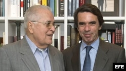 José María Aznar (d), al comienzo de la reunión que ha mantenido con el disidente cubano Elizardo Sánchez, portavoz de la Comisión de Derechos Humanos y Reconciliación Nacional (CCDHRN), en Madrid.