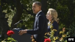 El presidente estadounidense Barack Obama y la secretaria de Estado Hillary Clinton, en la Casa Blanca, para hablar sobre el asesinato del embajador en Libia, Christopher Stevens.