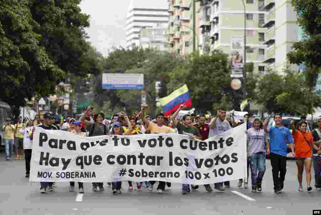 Thousands protest against the electoral fraud in Caracas, Venezuela, 15 April 2013. Protesters got to the highway where thwy were stopped by the police. Earlier, Capriles had told his supporters to hit saucepans in case elected president Nicolas Maduro wa