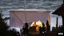 Un equipo de forenses trabaja en la exhumación de los restos del poeta chileno Pablo Neruda bajo una carpa instalada sobre su tumba en la casa-museo en Isla Negra, cerca de la localidad de El Quisco, a unos 150 kilómetros de Santiago de Chile (Chile).