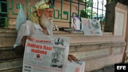 Un hombre sostiene un ejemplar del diario "Granma", órgano oficial del Partido Comunista de Cuba.