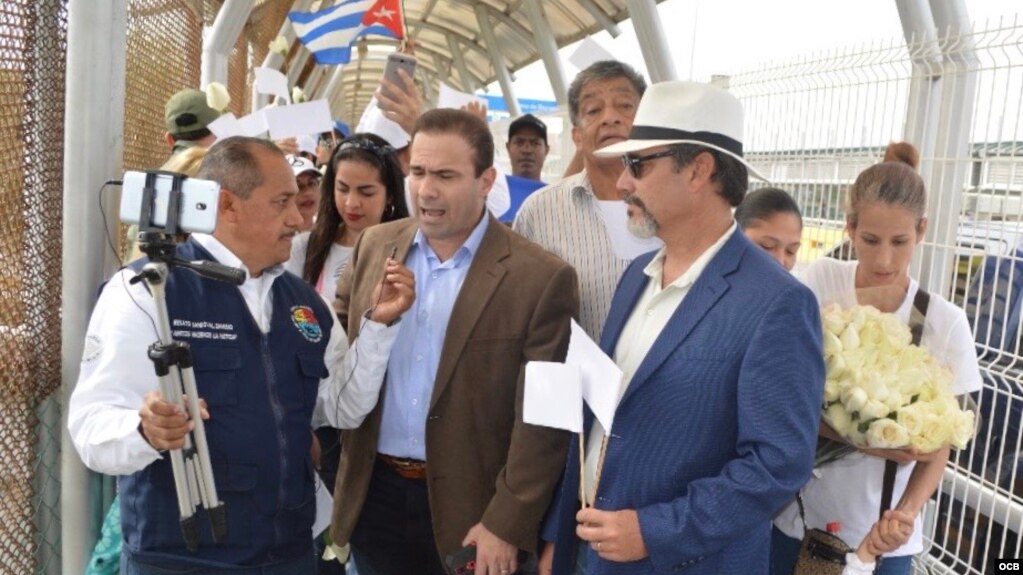 El aspirante republicano al Congreso de EEUU, Frank Polo, durante la marcha de los migrantes cubanos en Reynosa.