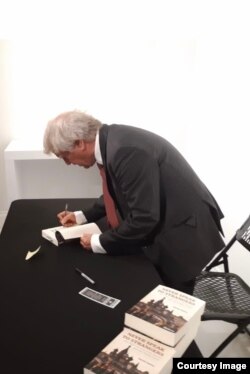 David Satter firmando libros en Miami