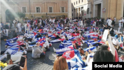 Cubanos protestaron cuando les fue negada la entrada a la Plaza San Pedro el 24 de octubre.