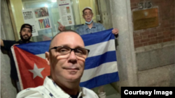 Colocaron carteles por la libertad de Cuba en la Misión de Cuba en la ONU en Nueva York.