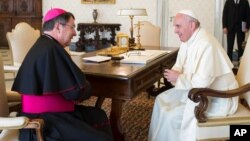 El Papa Francisco en una audiencia privada con Christophe Pierre, Nuncio Apostólico en los Estados Unidos. L'Osservatore Romano/Pool photo via AP