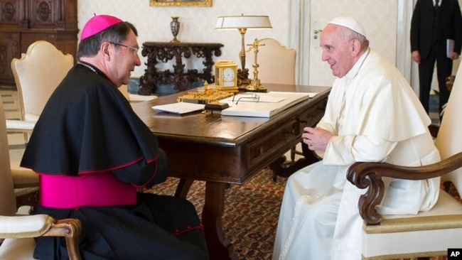 El Papa Francisco en una audiencia privada con Christophe Pierre, Nuncio Apostólico en los Estados Unidos. L'Osservatore Romano/Pool photo via AP