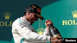Lewis Hamilton celebra el triunfo en el Hungarian Grand Prix REUTERS/Bernadett Szabo