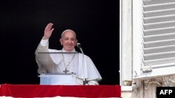 El Papa Francisco saluda a los feligreses en la Plaza de San Pedro.