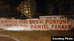 Cartel en Montevideo, Uruguay, en el que se pide justicia para el encarcelado líder de la UNPACU, José Daniel Ferrer, y el fallecido preso político Armando Sosa Fortuny (Cortesía: Asamblea de la Resistencia Cubana)