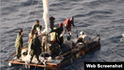 Balseros rescatados en el Golfo de México por el crucero Carnival Sounds.