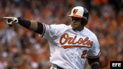 El bateador de los Orioles de Baltimore Nelson Cruz corre por las bases después de batear un jonrón contra los Tigres de Detroit, 2 de octubre.