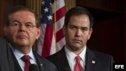 (i-e) El senador demócrata Bob Menendez y el senador republicano Marco Rubio.