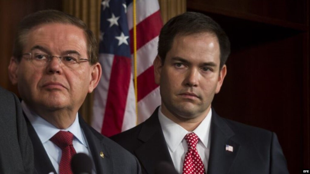 El senador demócrata Bob Menendez (izq.) y el senador republicano Marco Rubio. (Archivo)
