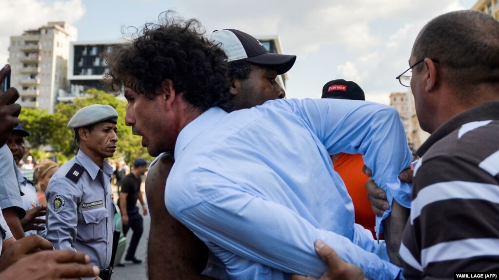 La policía arrestó a Boris González Arenas, periodista independiente y colaborador de Diario de Cuba, el 11 de mayo en la marcha del orgullo LGBTI, en La Habana. Foto: Yamil Lage | AFP.