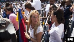 Lilian Tintori (c), esposa del líder opositor Leopoldo López.