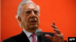 Mario Vargas Llosa, Premio Nobel de Literatura, durante una conferencia