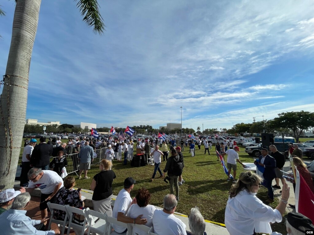 La Asamblea de la Resistencia Cubana encabeza una caravana de carros, desde el Cuban Memorial en el Tamiami Park, en Miami, para solidarizarse con las marchas c&#237;vicas en Cuba.