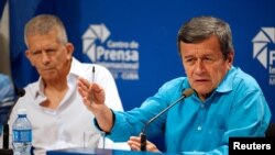 Pablo Beltrán (derecha) y Aureliano Carbonell durante una rueda de prensa en La Habana, en agosto de 2018. (REUTERS/Tomas Bravo)