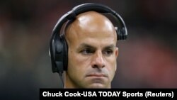 Robert Saleh con auriculares durante un partido de la NFL en 2019 cuando era coordinador defensivo del equipo San Francisco 49ers. Chuck Cook-USA TODAY Sports.