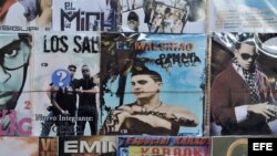 Vista de un disco compacto del cantante cubano Osmani García, quien popularizó la canción "El chupi chupi", un popular reguetón cubano.