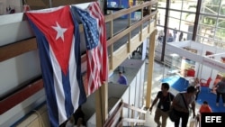 Banderas de EEUU y Cuba en la Feria Internacional de La Habana. (Archivo)