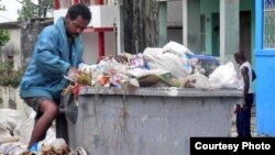 Avenida Cuba: como en el culebrón brasileño "Avenida Brasil" muchos cubanos se ganan la vida hurgando en la basura (foto Iván Libre).