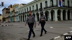 Oficiales de policía patrullan las calles de La Habana, el 15 de noviembre. (YAMIL LAGE / AFP)