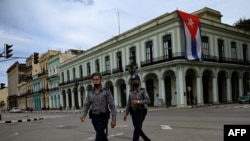 Oficiales de policía patrullan las inmediaciones del Capitolio, en La Habana, el 15 de noviembre. (YAMIL LAGE / AFP)