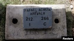 Una lápida marca el lugar donde descansan los restos del capitán de la Armada de Venezuela, Rafael Acosta Arevalo.