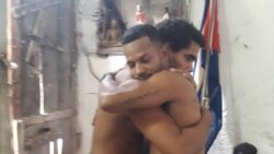 Luis Manuel Otero Alcántara (izq.) y Maykel "El Osorbo" se abrazan antes de iniciar una huelga de hambre en noviembre de 2020. 
