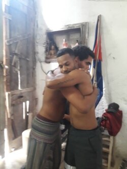 Momento antes de comenzar la huelga, Luis Manuel Otero Alcántara y Maykel El Osorbo se abrazan. (Twitter)