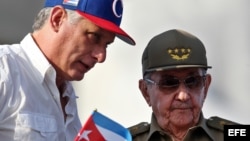 Miguel Díaz-Canel junto Raúl Castro, durante el desfile del 1 de Mayo. 