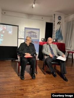 El poeta Orlando Rossardi y el escritor y editor Luis de la Paz durante el acto de premiación..