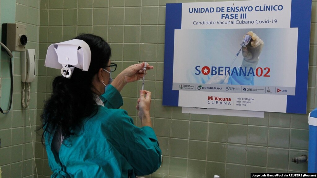 Una enfermera prepara una dosis de Soberana 02, vacuna cubana contra el COVID-19. (Jorge Luis Banos/Pool via REUTERS)