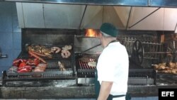 Un hombre hace una asado en un restaurante de Montevideo (Uruguay).